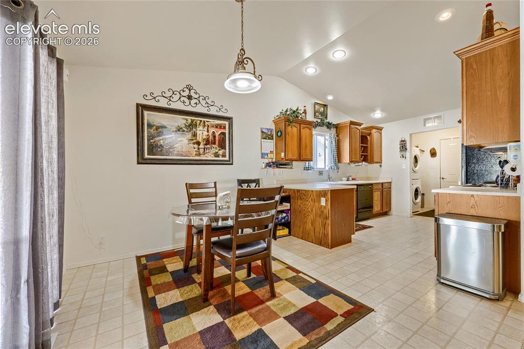 Image 3 of 22: Dining Area