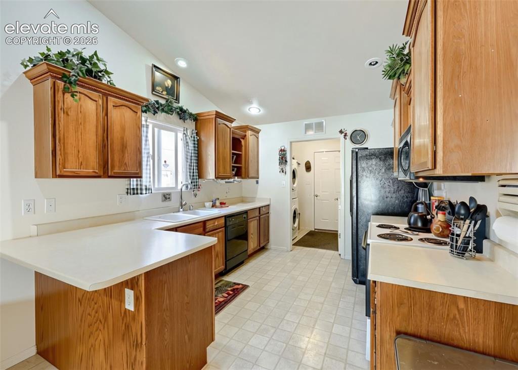 Image 4 of 22: Kitchen
