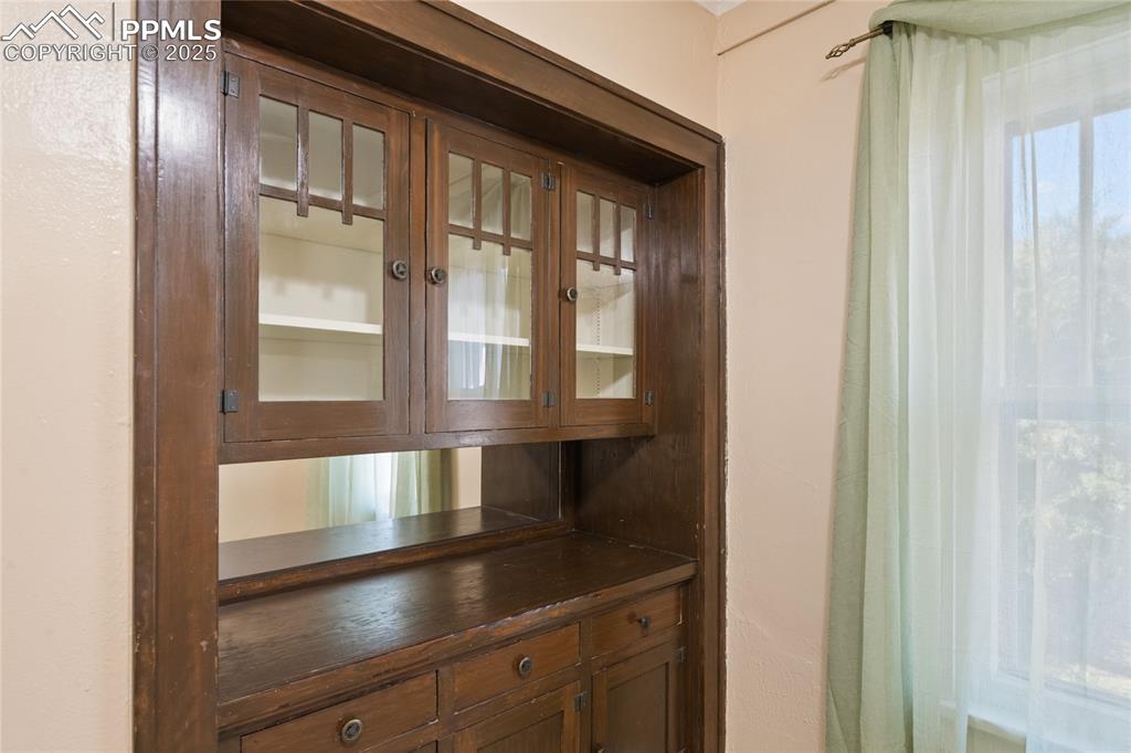 Image 12 of 28: Hutch