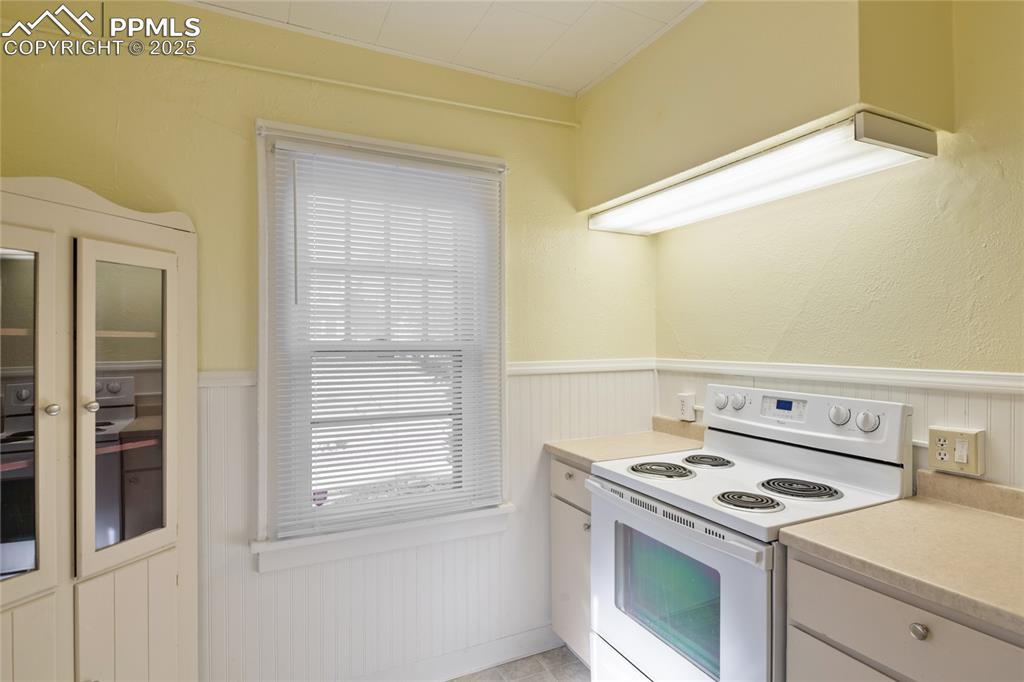 Image 18 of 28: Stove detail