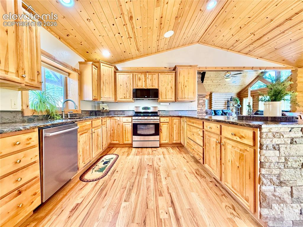 Image 12 of 35: Massive chefs kitchen w/gas cooktop