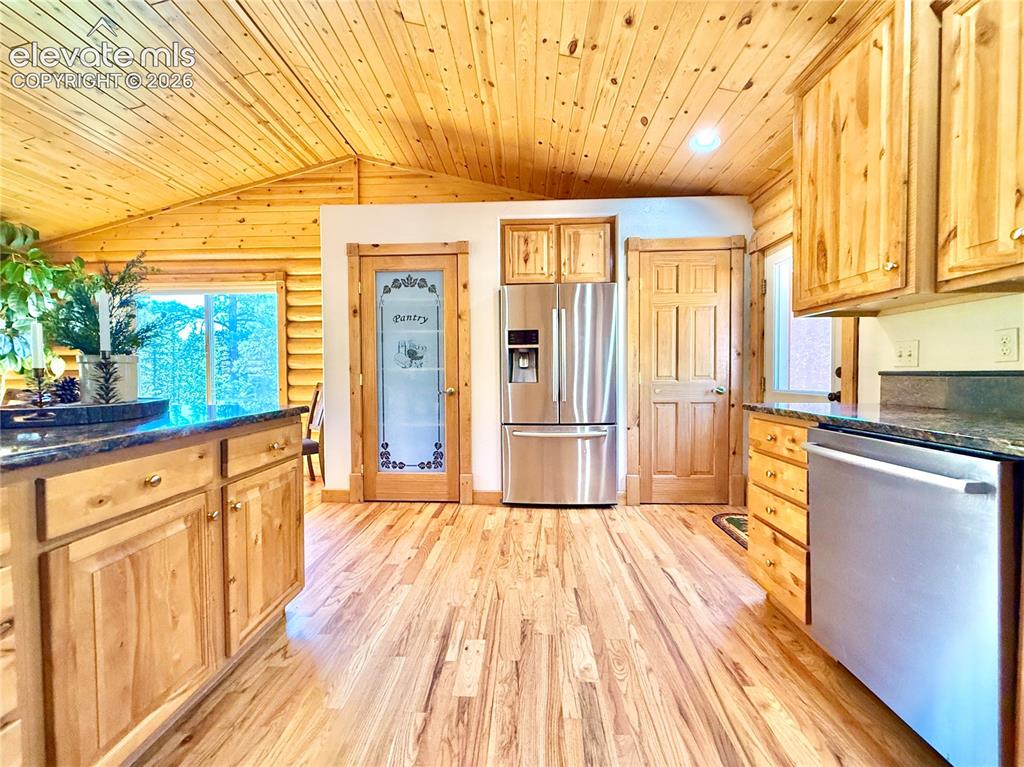 Image 13 of 35: Kitchen