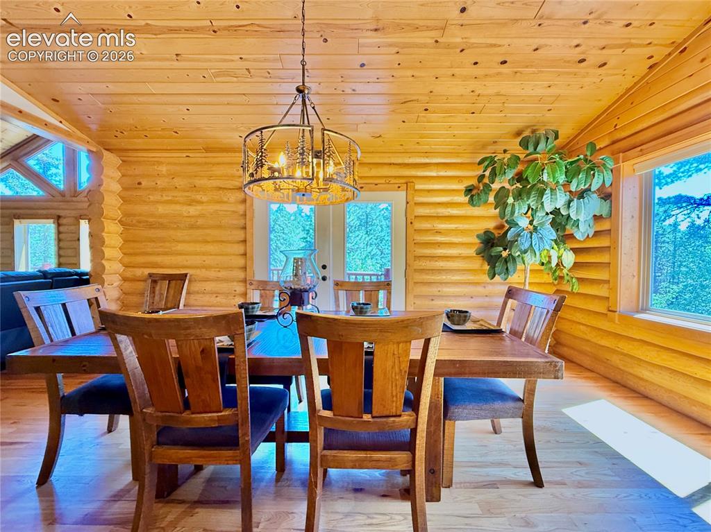 Image 14 of 35: Dining Area