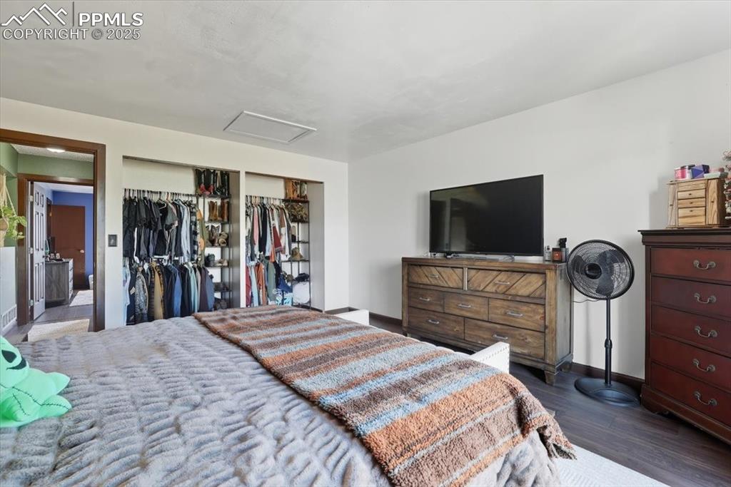 Image 14 of 43: Bedroom