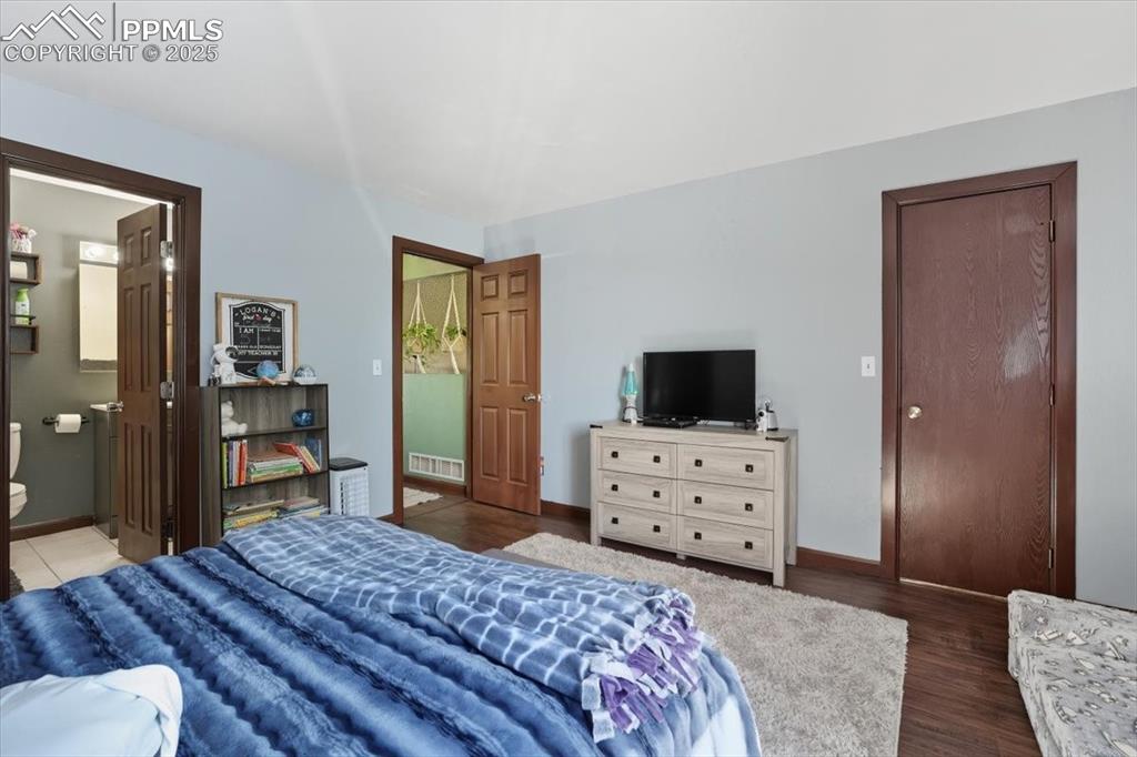 Image 18 of 43: Bedroom