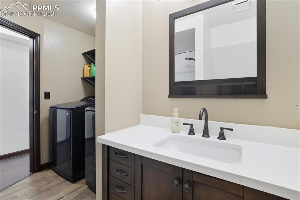 Image 20 of 43: Bathroom