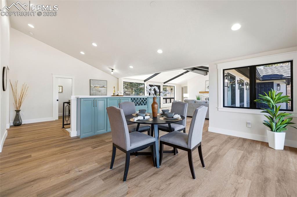 Image 16 of 50: Dining Area