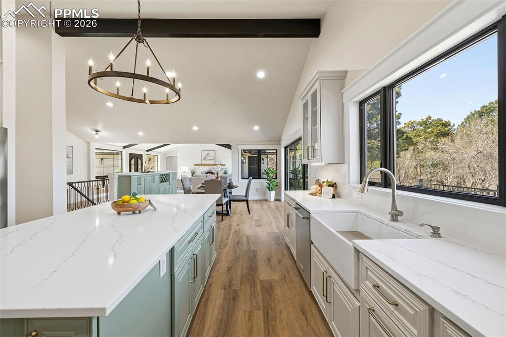 Image 20 of 50: Kitchen