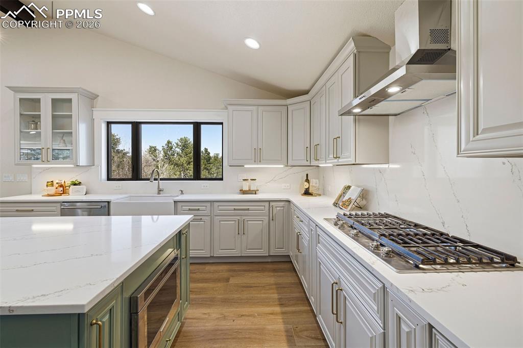 Image 21 of 50: Kitchen