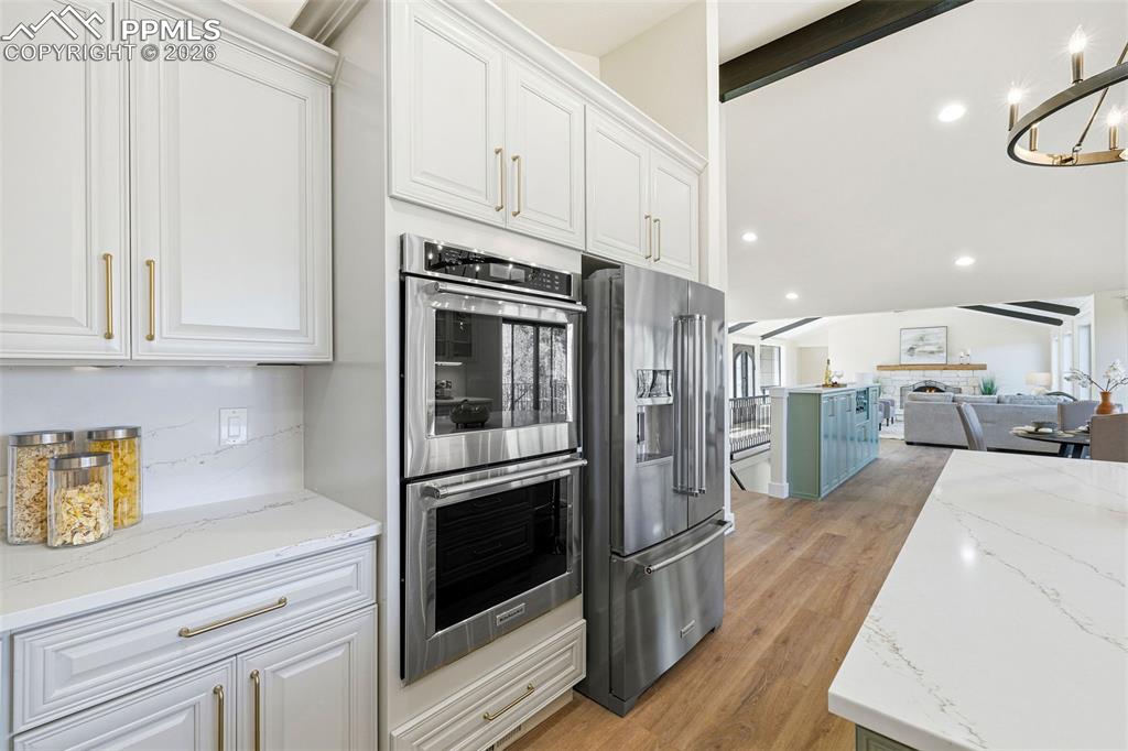 Image 22 of 50: Kitchen