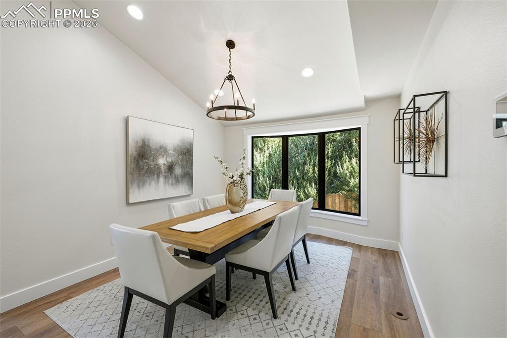 Image 23 of 50: Dining Area