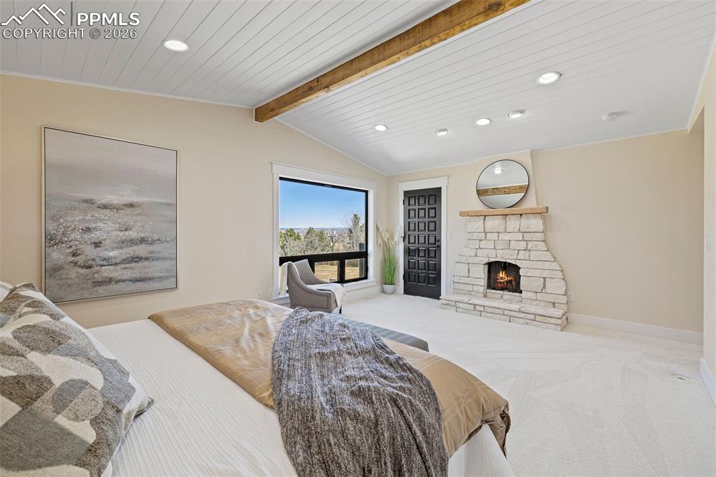 Image 26 of 50: Bedroom