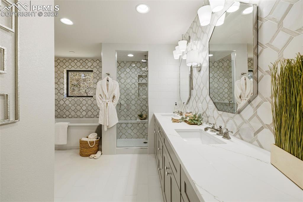 Image 28 of 50: Bathroom