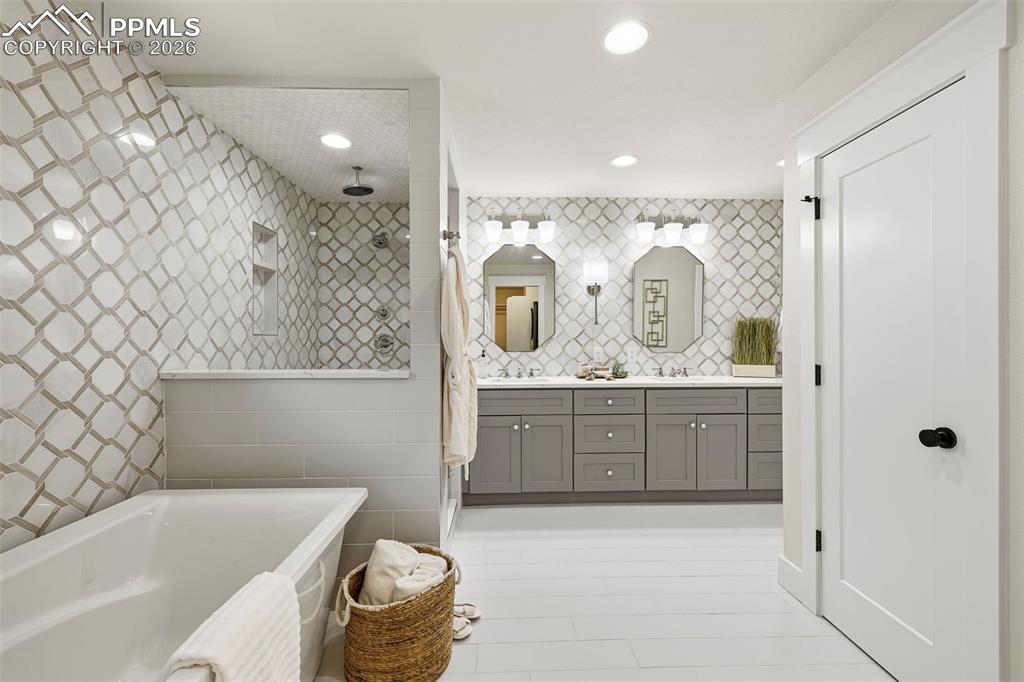 Image 30 of 50: Bathroom