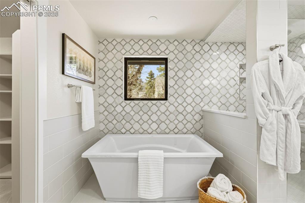 Image 31 of 50: Bathroom