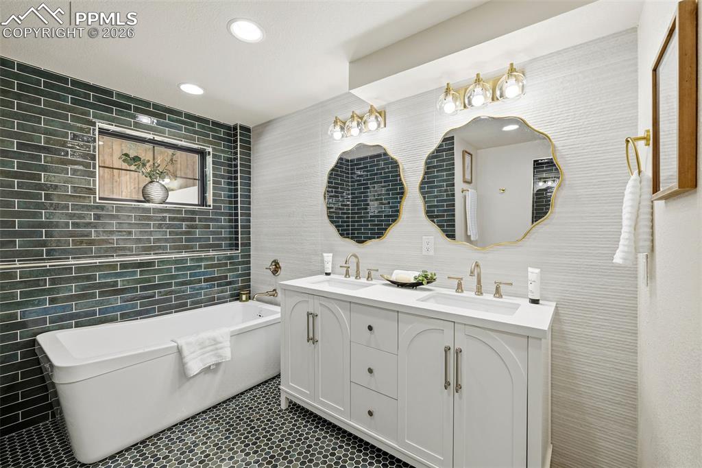 Image 39 of 50: Bathroom