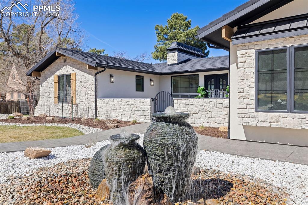 Image 4 of 50: Side of Structure