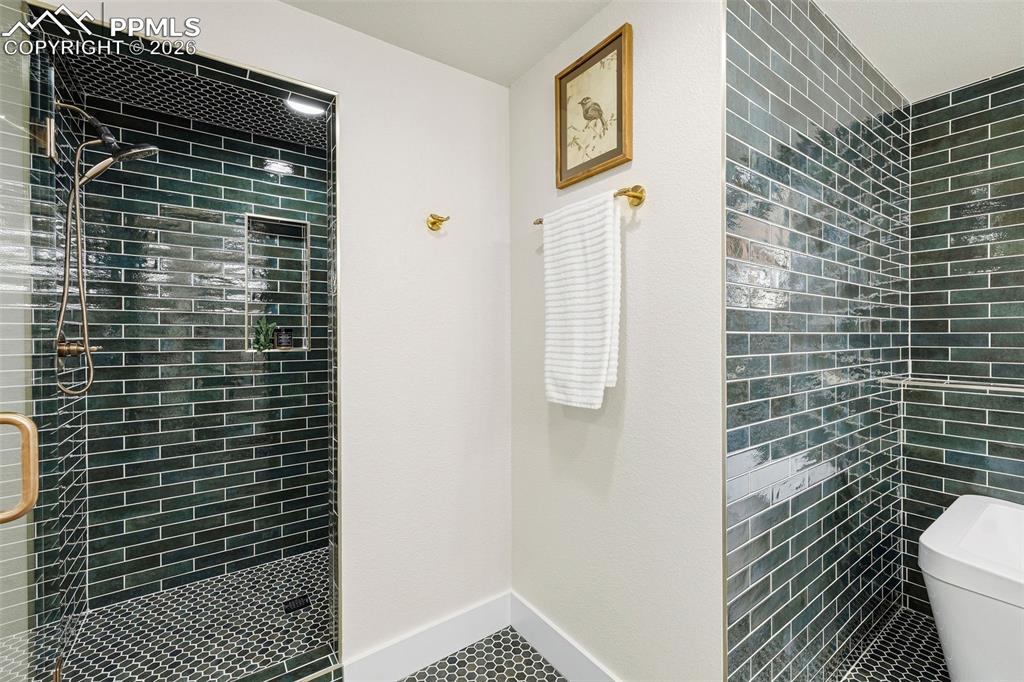 Image 40 of 50: Bathroom