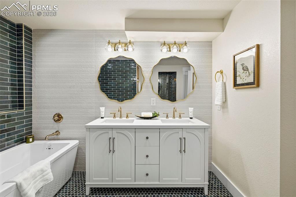 Image 41 of 50: Bathroom