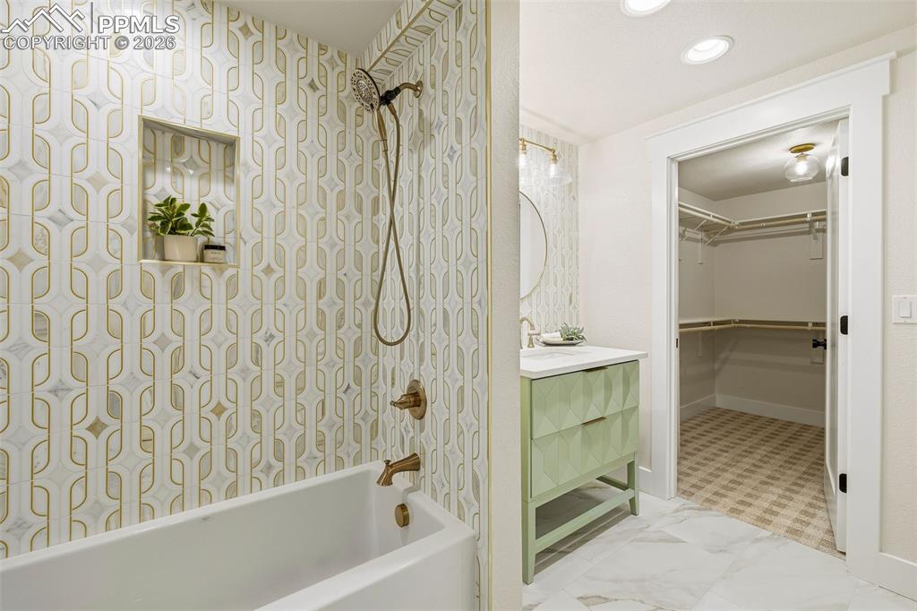 Image 44 of 50: Bathroom