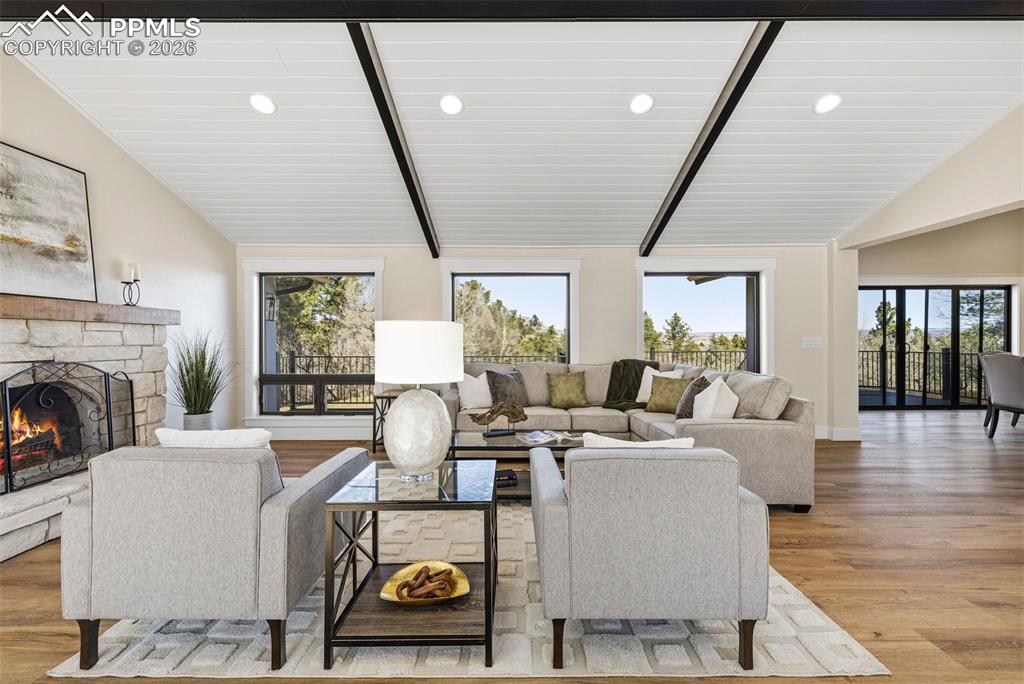 Image 7 of 50: Living Room