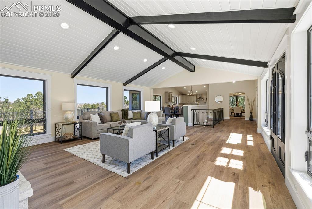 Image 8 of 50: Living Room