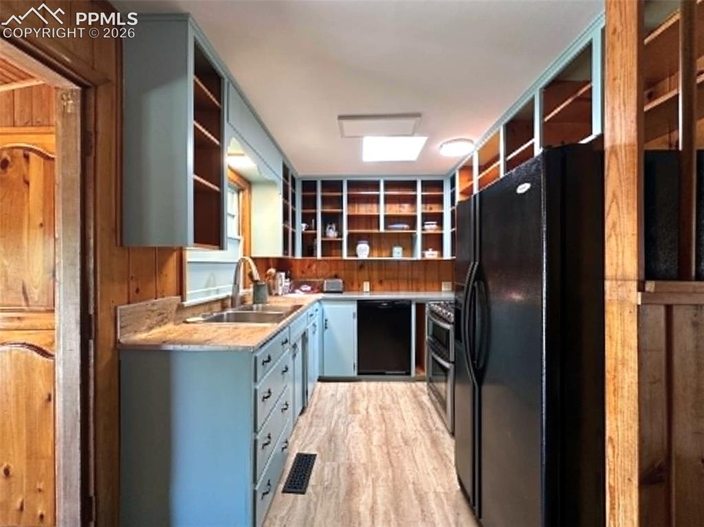 Image 11 of 27: Kitchen