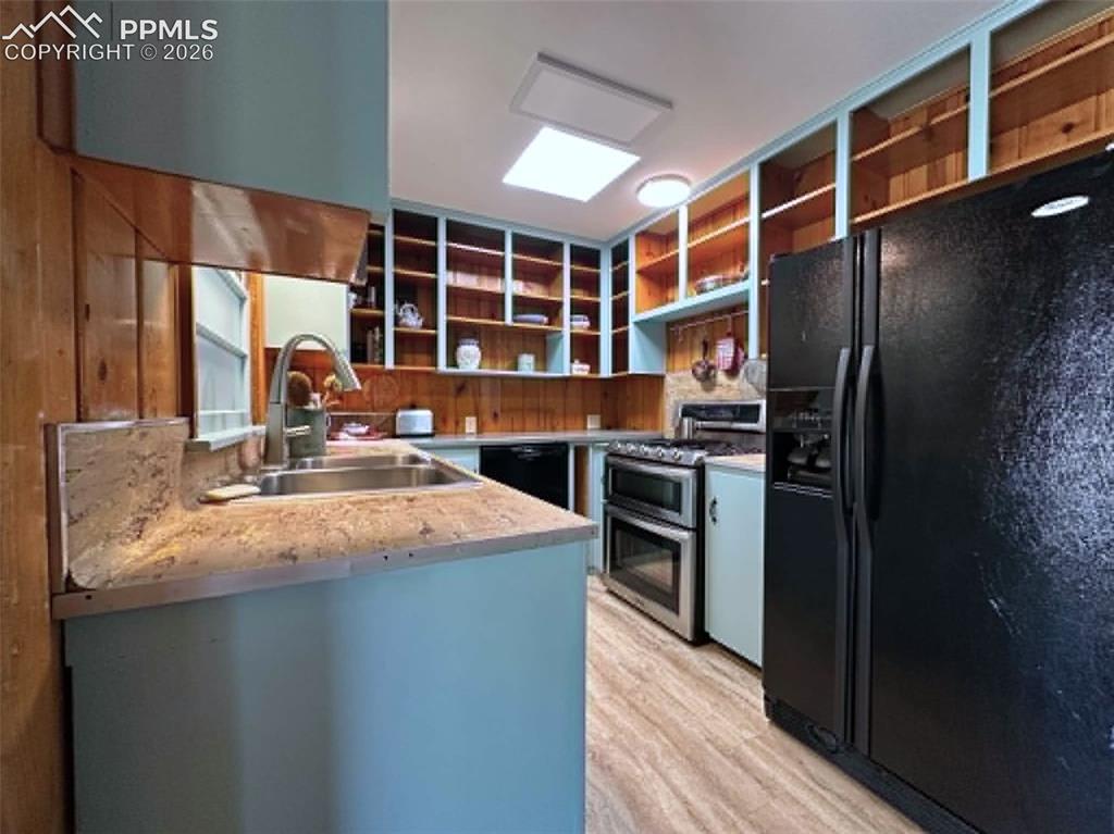 Image 12 of 27: Kitchen