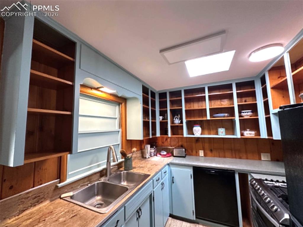 Image 13 of 27: Kitchen