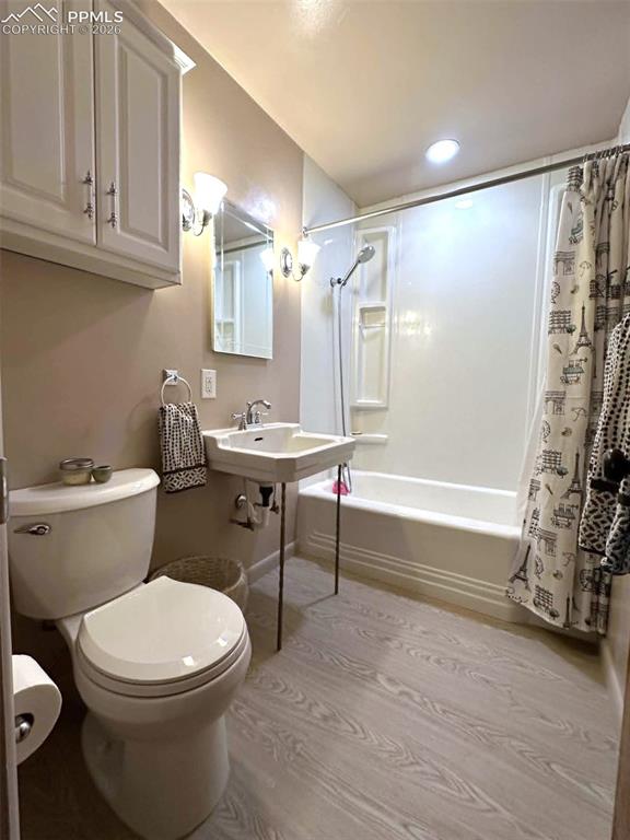 Image 19 of 27: Bathroom