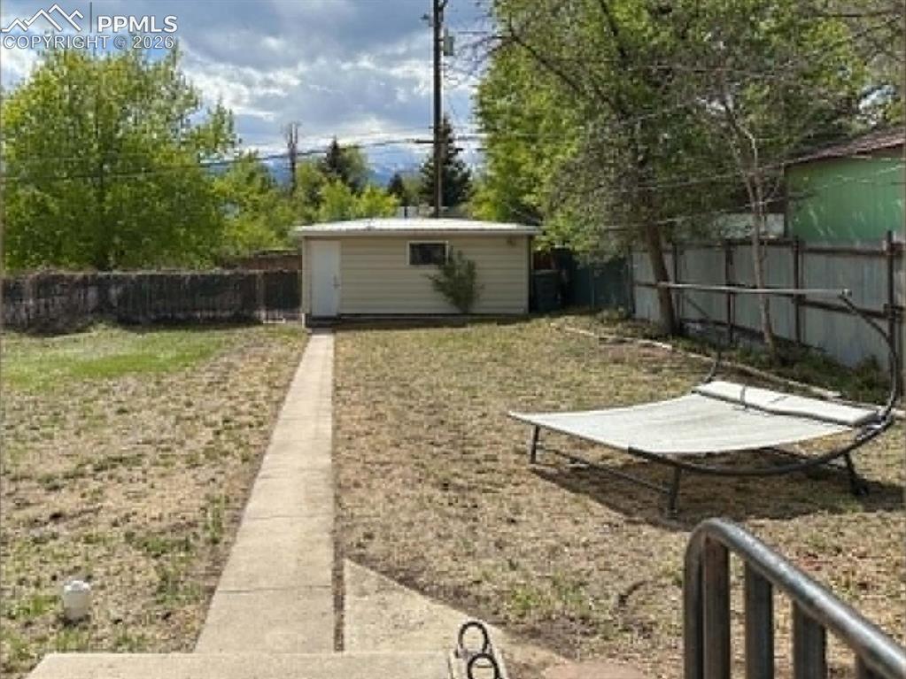 Image 26 of 27: Yard