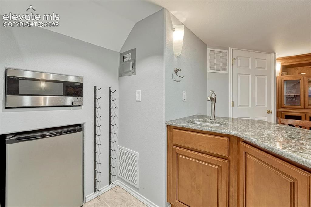 Image 36 of 49: Kitchen