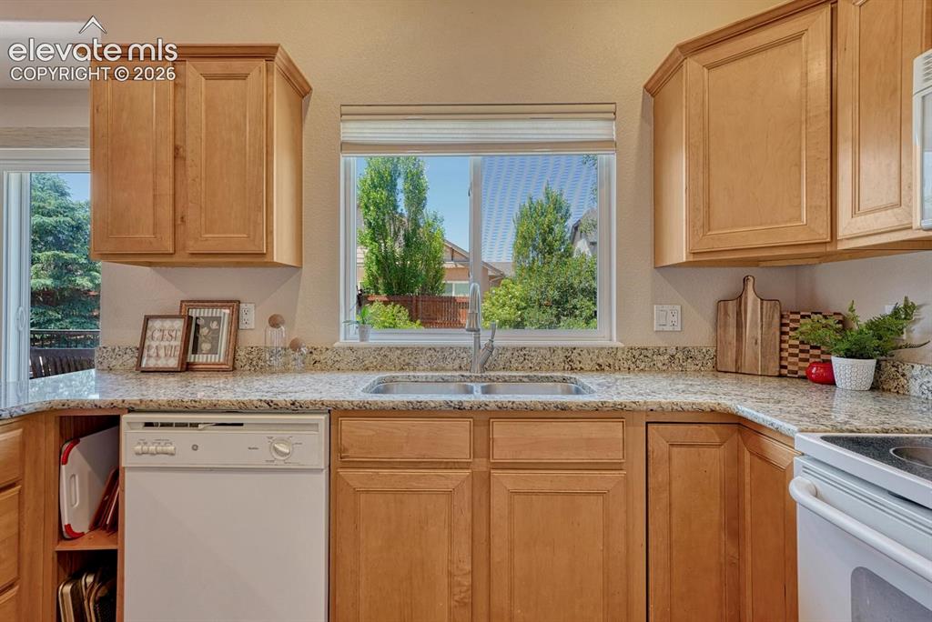 Image 9 of 49: Kitchen