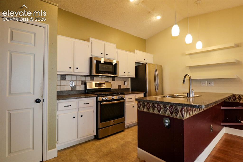 Image 10 of 22: Kitchen