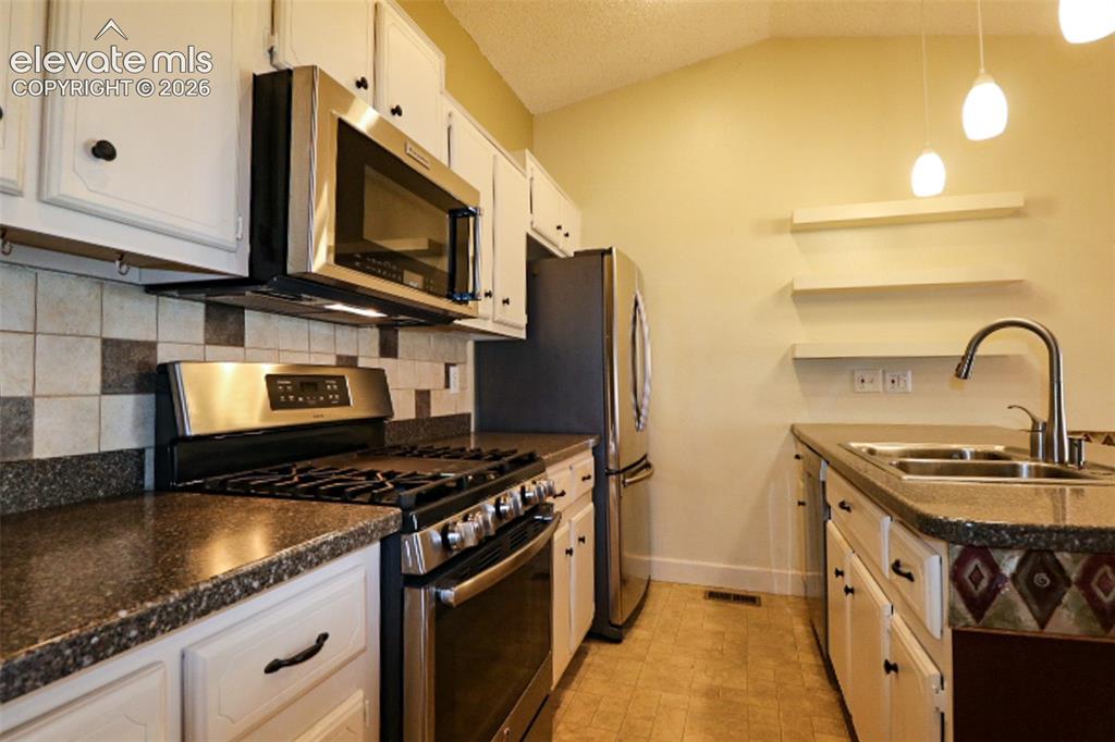 Image 11 of 22: Kitchen