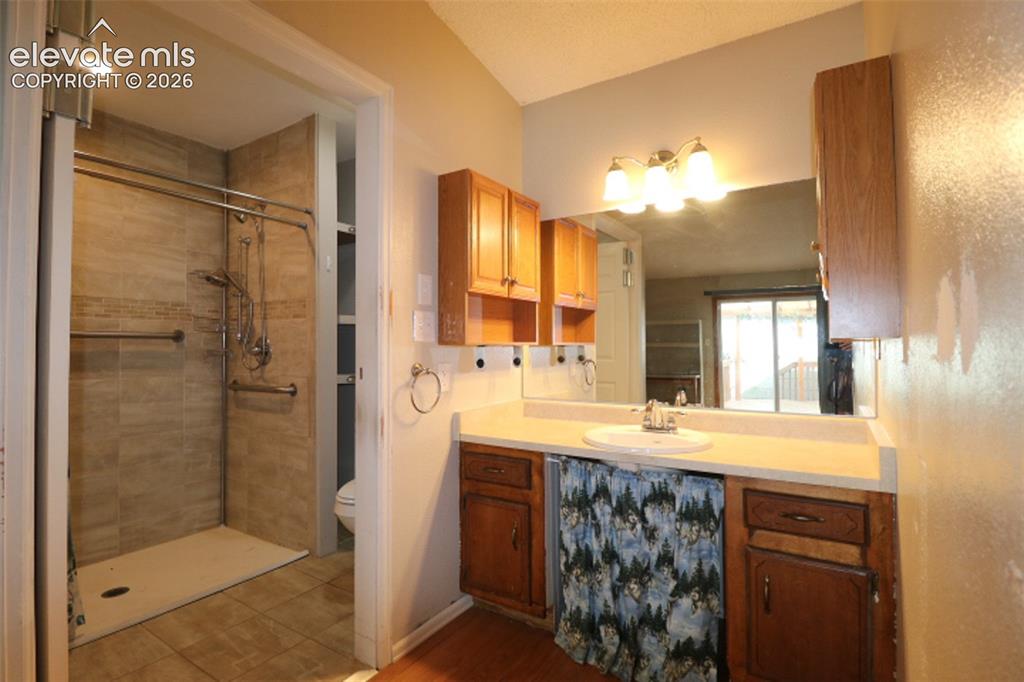 Image 15 of 22: Bathroom