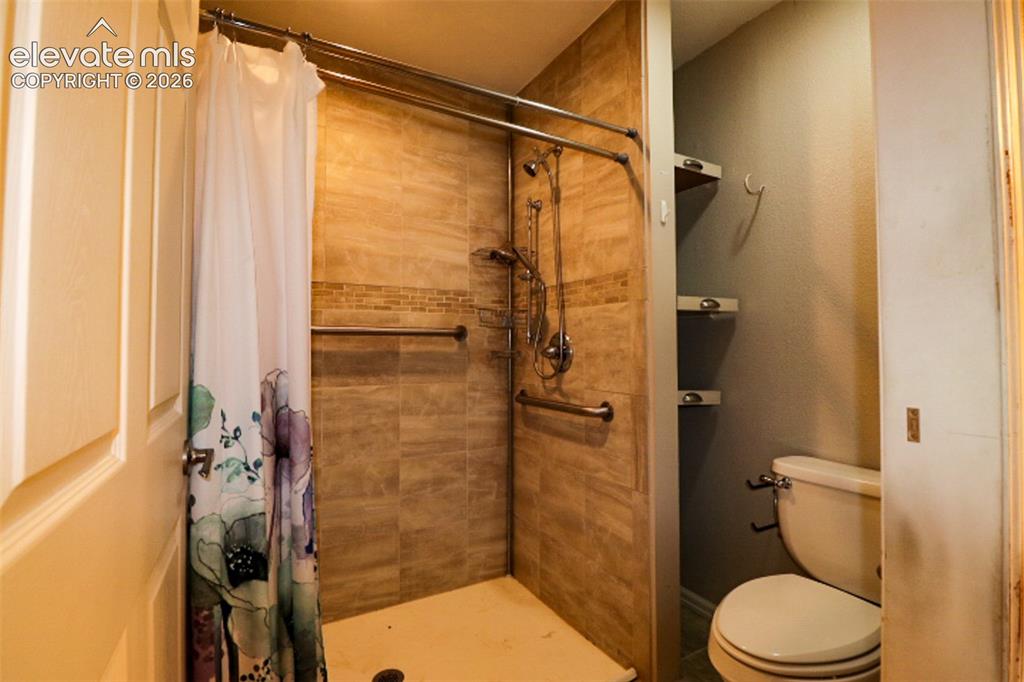 Image 16 of 22: Bathroom