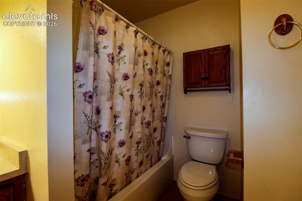 Image 18 of 22: Bathroom