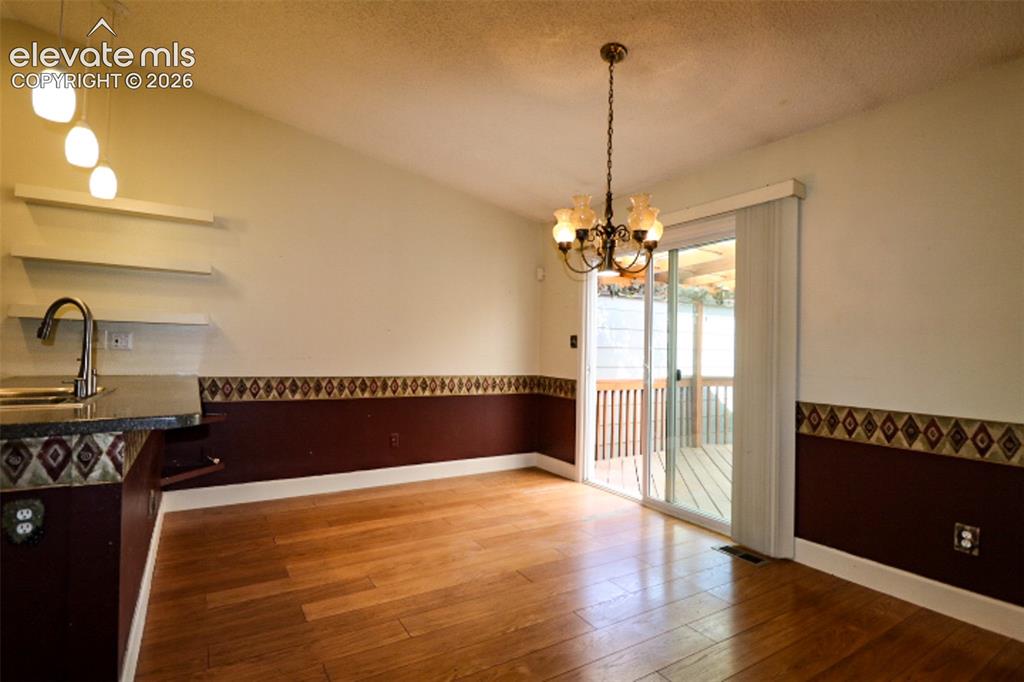 Image 7 of 22: Dining Area
