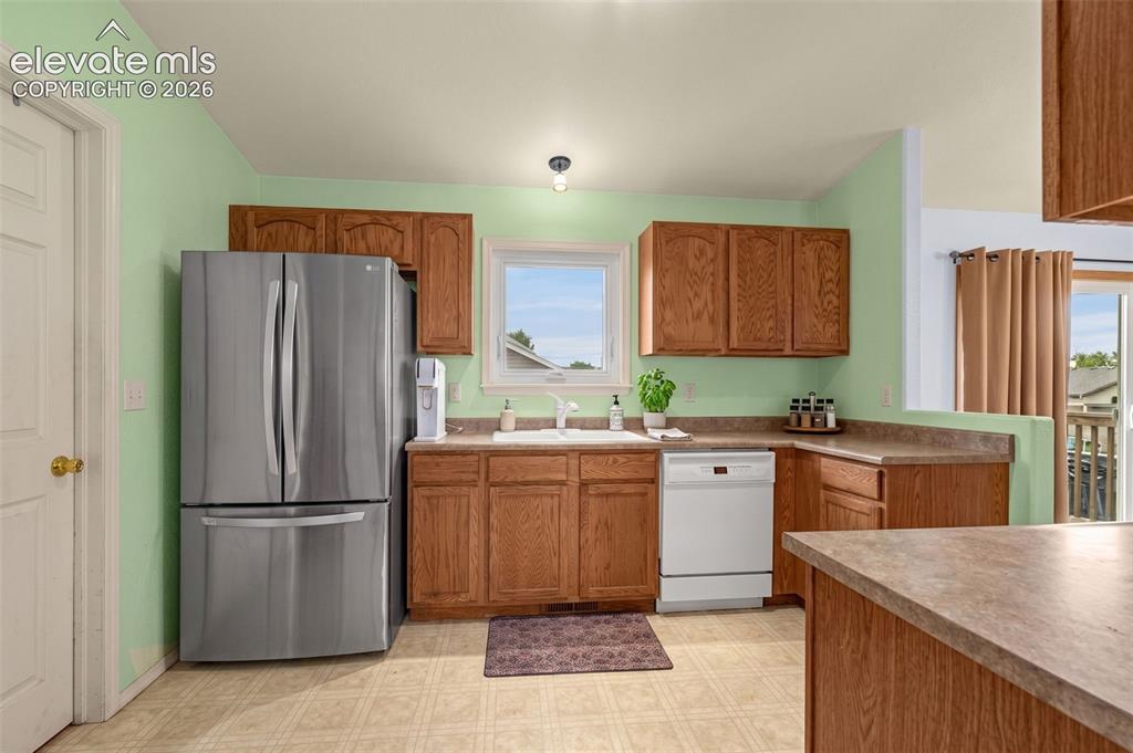 Image 10 of 20: Kitchen