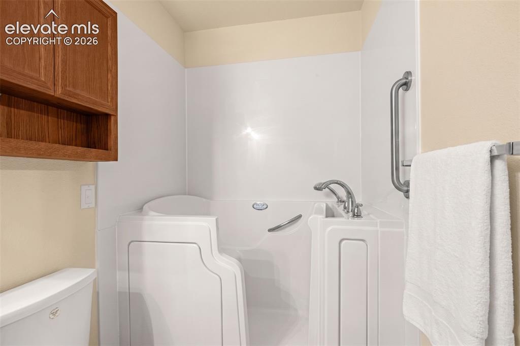 Image 14 of 20: Bathroom