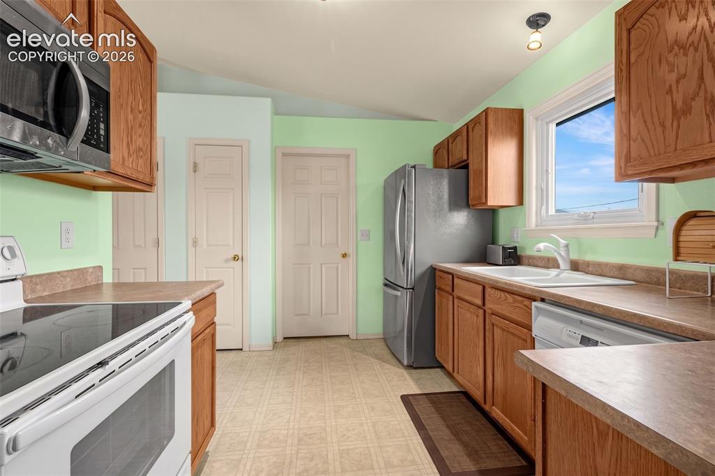 Image 9 of 20: Kitchen