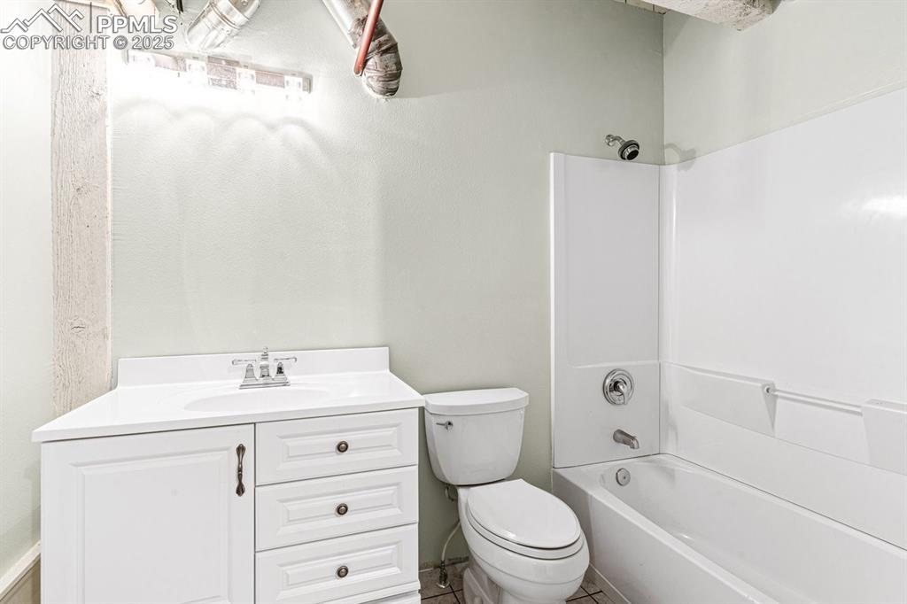 Image 21 of 26: Bathroom