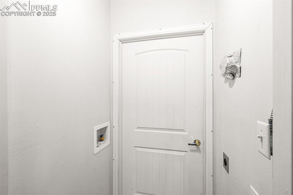 Image 9 of 26: Laundry