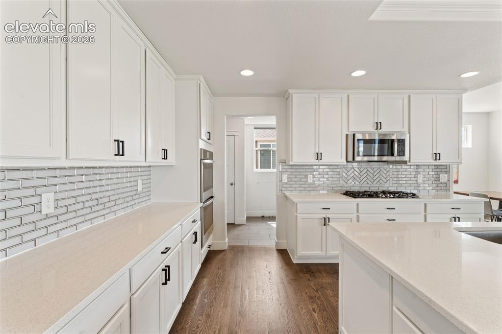Image 19 of 50: Kitchen