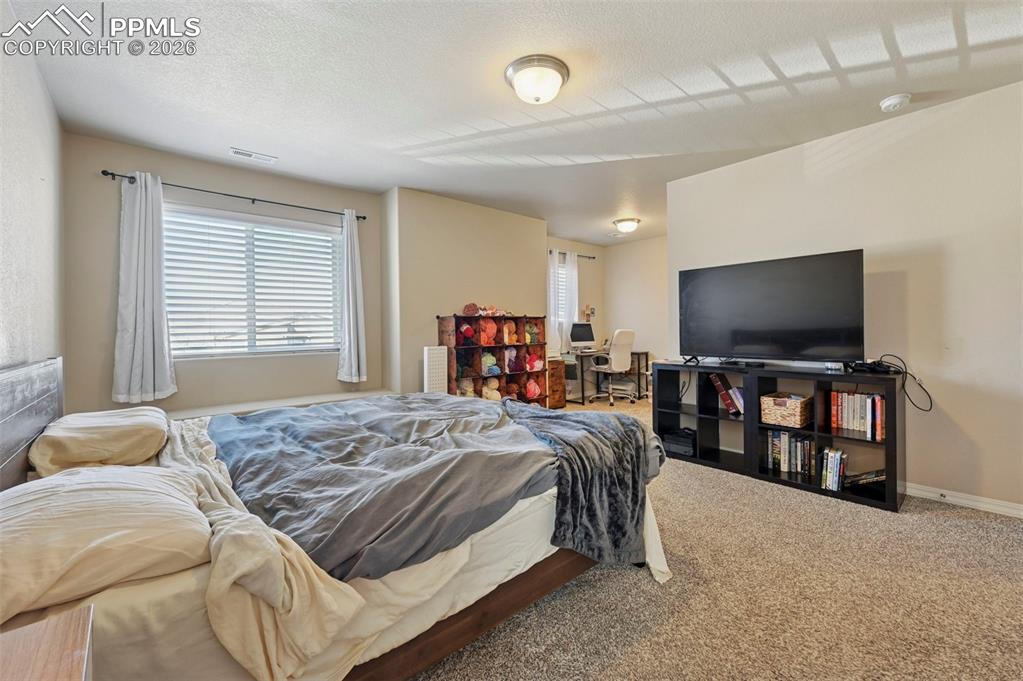 Image 18 of 34: Bedroom