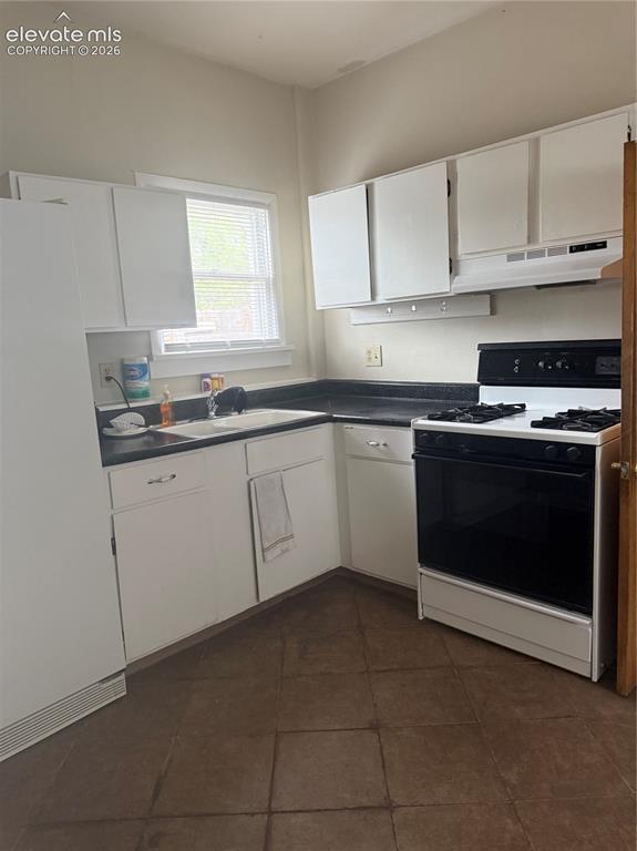 Image 19 of 23: Kitchen