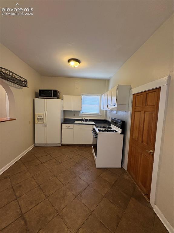 Image 20 of 23: Washer/Dryer included