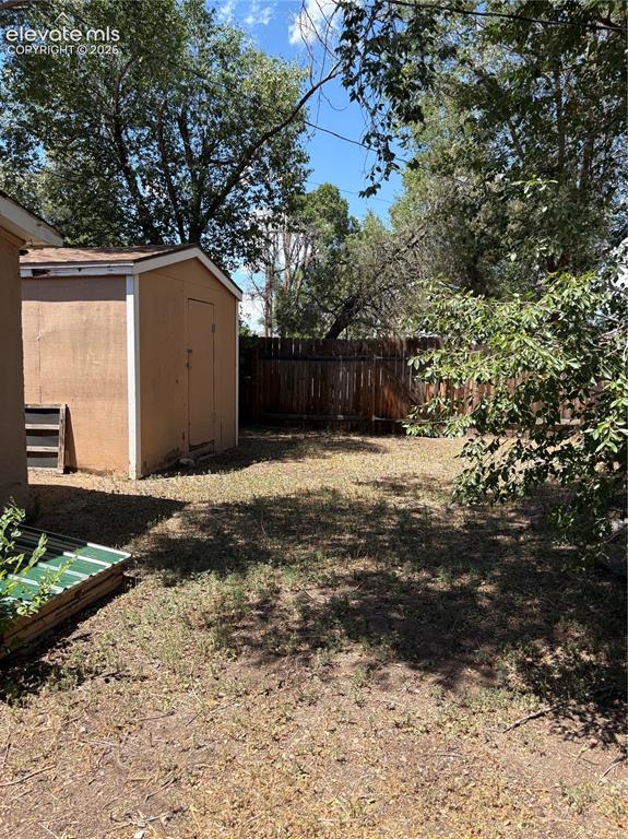 Image 22 of 23: Good sized yard. Needs some love but it
