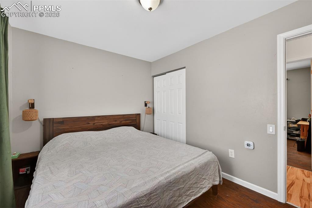 Image 12 of 24: Bedroom